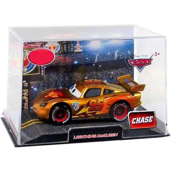 Disney / Pixar Cars 1:43 Collectors Case Lightning McQueen Exclusive Diecast Car [Golden, Damaged Package]