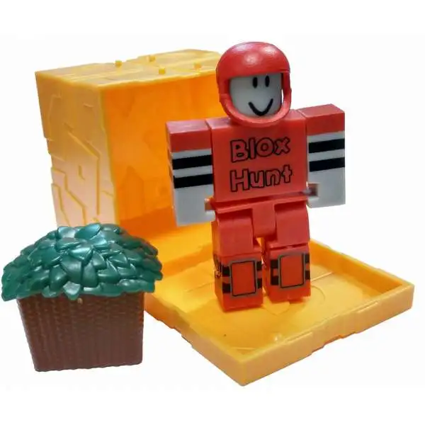 Roblox Series 5 Blox Hunt Seeker 3 Mini Figure with Gold Cube and